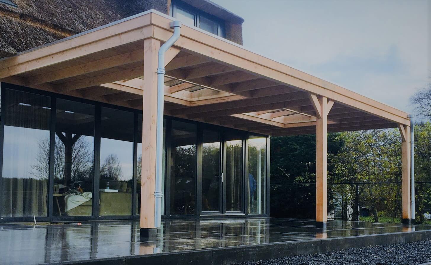 Moderne grote houten terrasoverkapping aan huis met dubbele lichtstraat