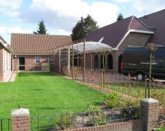 Gebogen carport aluminium wit muuraanbouw