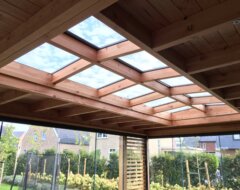 Grote lichtstraat zadeldak in houten overkapping met schuifwanden
