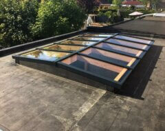 Douglas lichtstraat zwart met zadeldak op plat dak