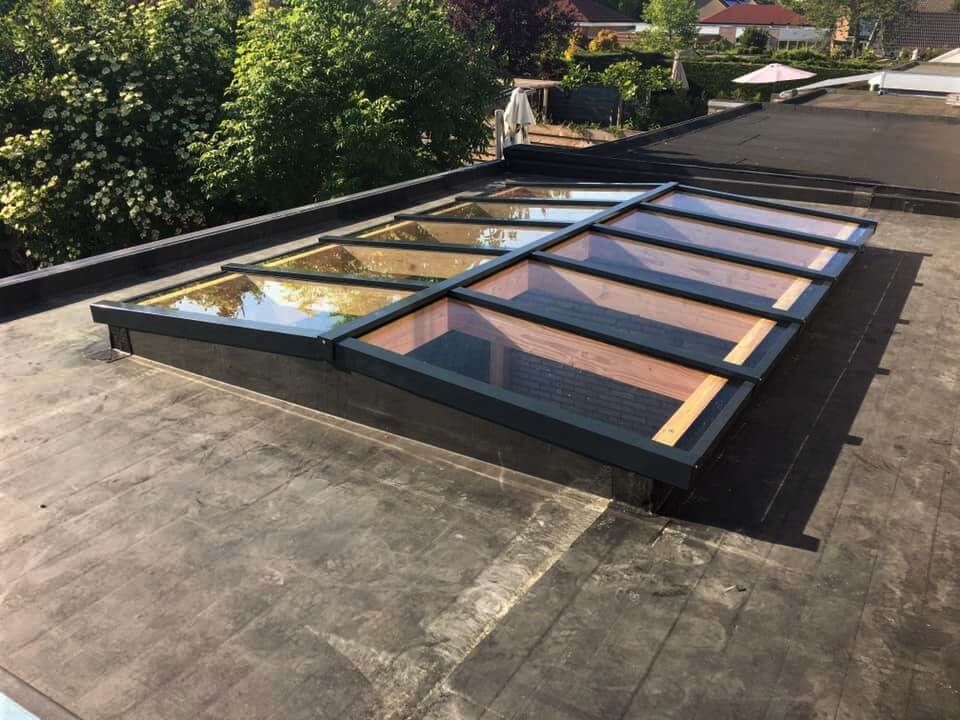 Douglas lichtstraat zwart met zadeldak op plat dak