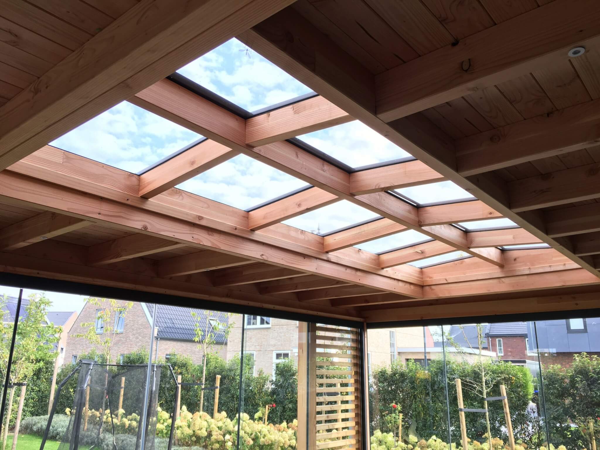 Grote lichtstraat zadeldak in houten overkapping met schuifwanden