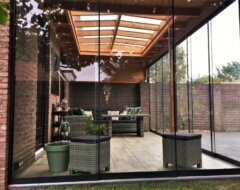 Houten overkapping met lichtstraat zadeldak en glazen schuifwanden antraciet