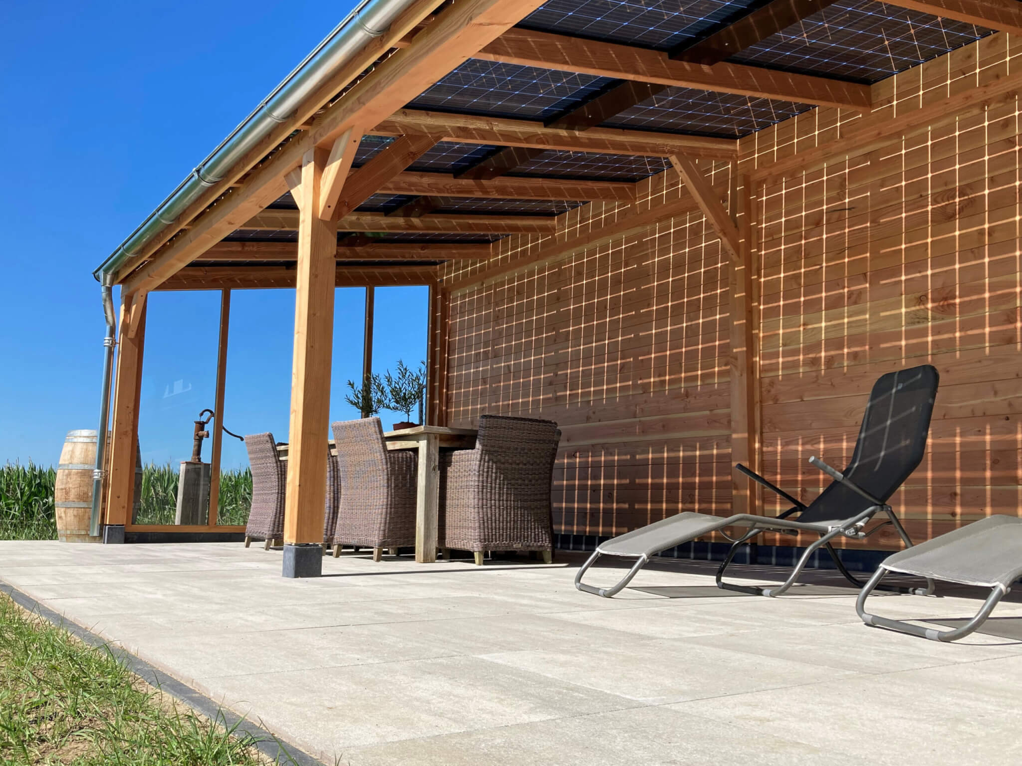 Grote Pext Solar Veranda op zonnig terras met lounge