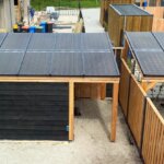 Houten veranda met zonnepanelen