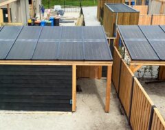 Houten veranda met zonnepanelen