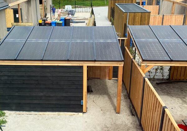 Houten veranda met zonnepanelen