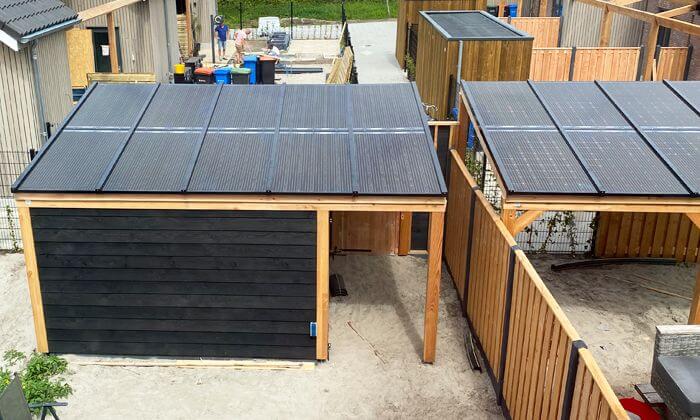 Houten veranda met zonnepanelen