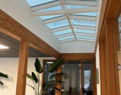 Lichtstraat zadeldak HR++ isolatie in modern pand