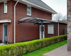 Enkele boog antraciet carport aan huis