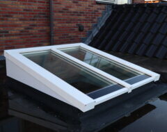 Lichtstraat lessenaarsdak met witte profielen en HR++ isolatieglas
