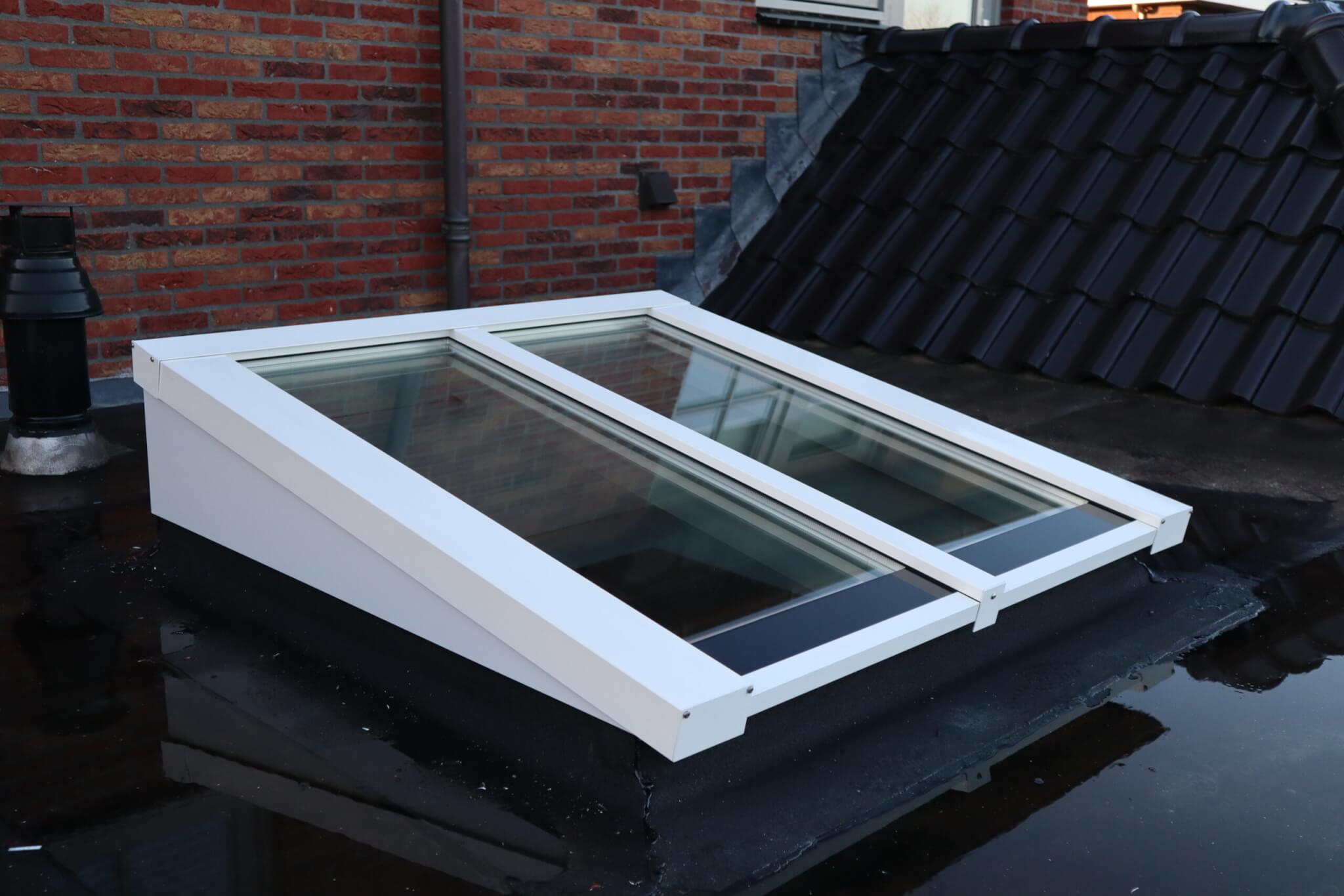 Lichtstraat lessenaarsdak met witte profielen en HR++ isolatieglas