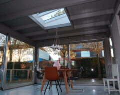 Uitbouw aan huis met schuifpui wit en lichtstraat