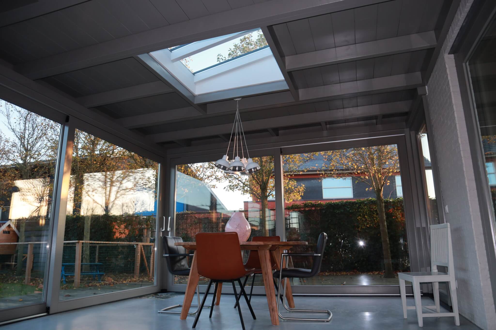 Uitbouw aan huis met schuifpui wit en lichtstraat