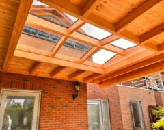 Houten terrasoverkapping met zadeldak lichtstraat