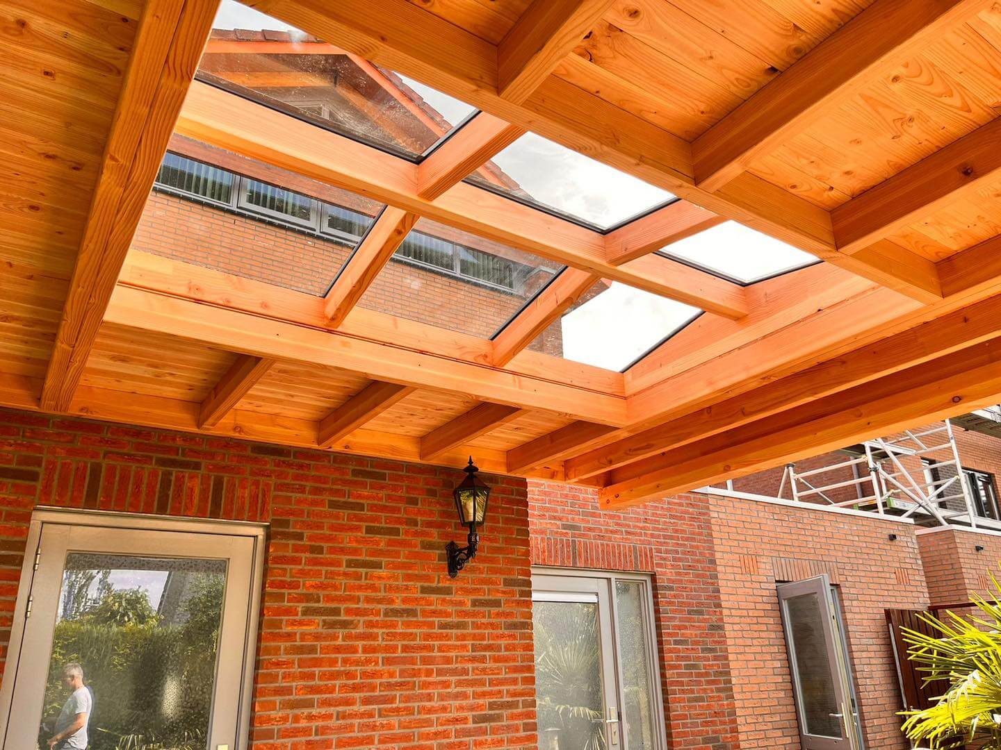 Houten terrasoverkapping met zadeldak lichtstraat