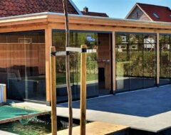 Tuinkamer douglas hout met glazen schuifwanden