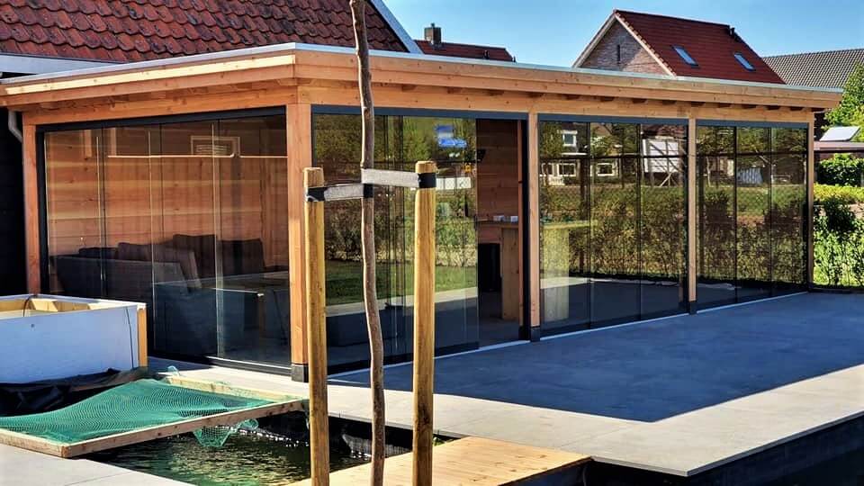 Tuinkamer douglas hout met glazen schuifwanden