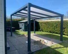 aluminium overkapping antraciet in achtertuin