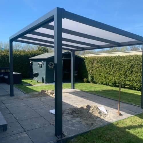 aluminium overkapping antraciet in achtertuin