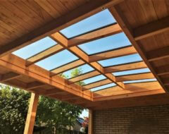 Zadeldak lichtstraat houten frame in houten terrasoverkapping