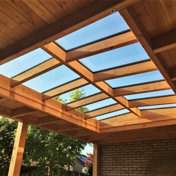 Zadeldak lichtstraat houten frame in houten terrasoverkapping