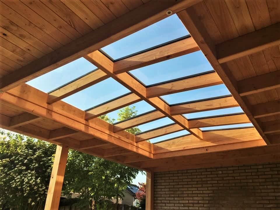 Zadeldak lichtstraat houten frame in houten terrasoverkapping