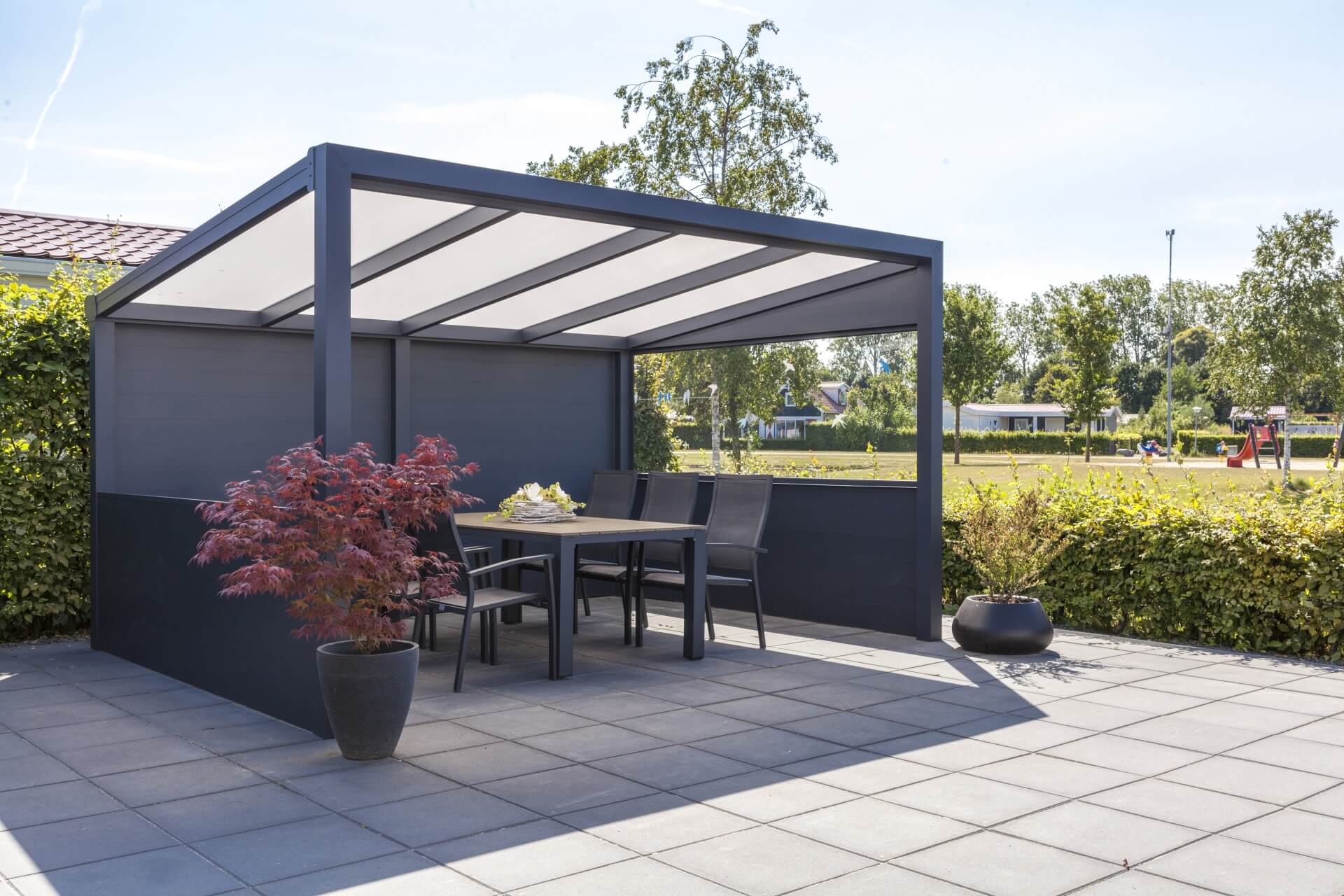 Vrijstaande aluminium overkapping Ribolla met tafel en stoelen