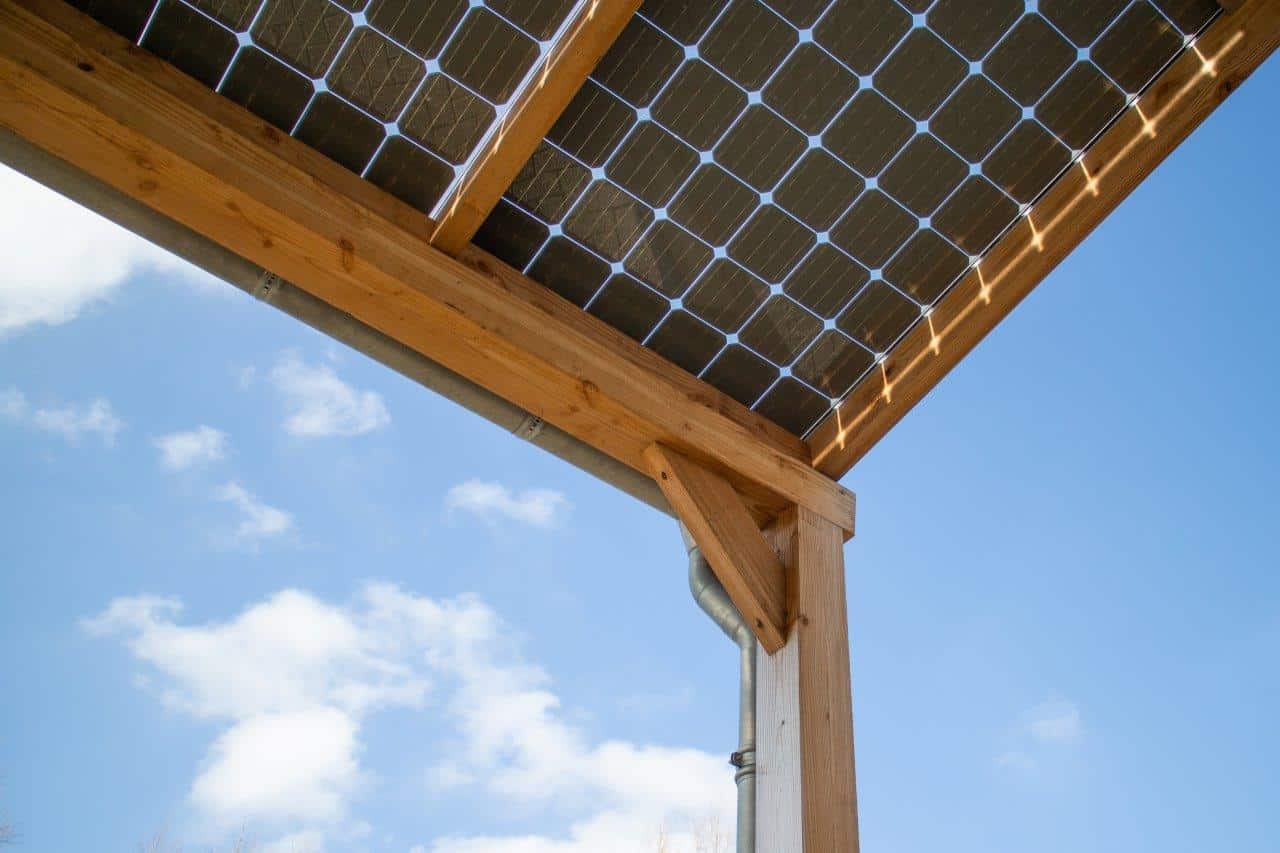 Douglas houten carport of veranda met zonnepanelen met hemelwaterafvoerset
