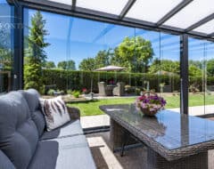 tuinkamer met loungeset en schuifwanden