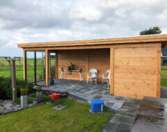 Houten terrasoverkapping met open wand glazen wanden