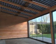 Pext solar overkapping douglas hout met zijwand en glazen schuifwanden