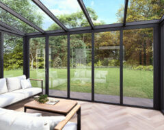 Uitbouwe aluminium terrasoverkapping met glazen schuifwanden