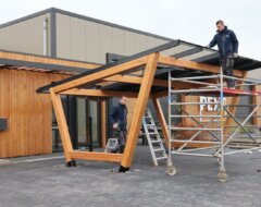 Aanbouw solardok carport met zonnepanelen