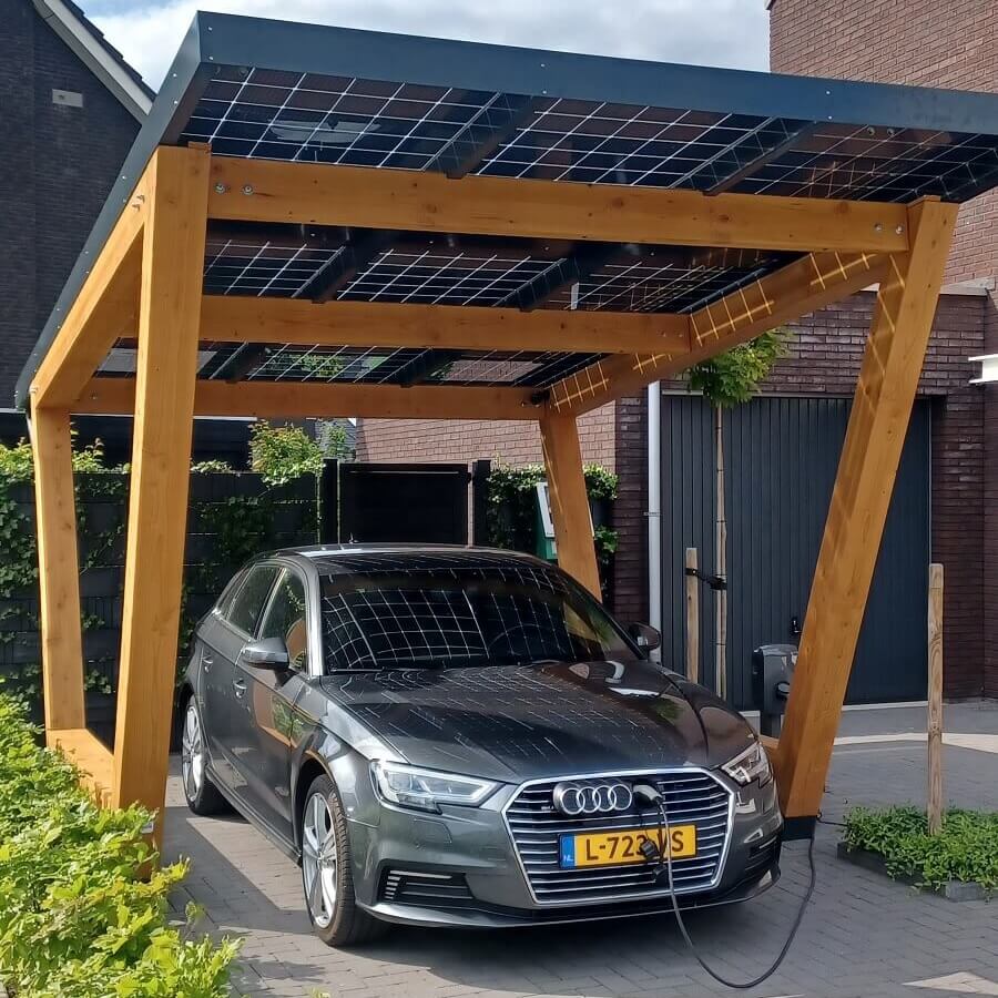 SolarDok carport met zonnepanelen van aluminum en hout met elektrische auto aan lader
