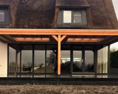 Houten terrasoverkapping muuraanbouw met lichtstraten