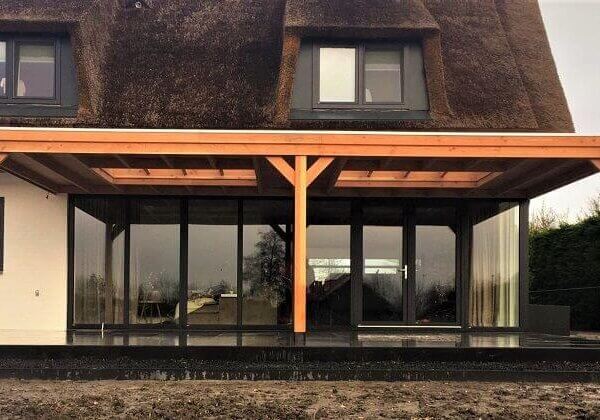 Houten terrasoverkapping muuraanbouw met lichtstraten