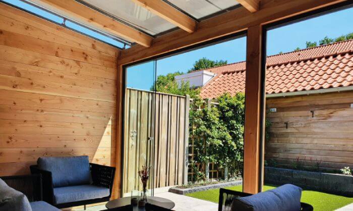 douglas hout vijrstaande veranda met glazen schuifwand