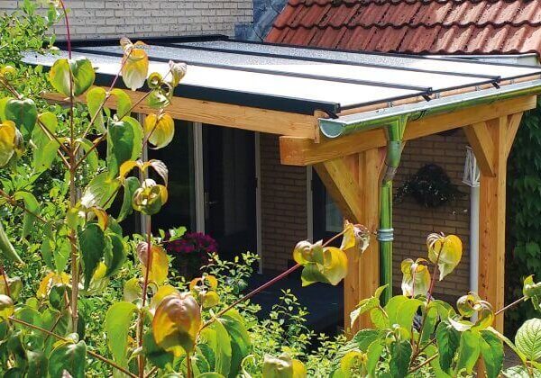 houten veranda met goot