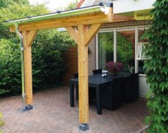 muuraanbouw veranda hout met antraciet betonpoeren