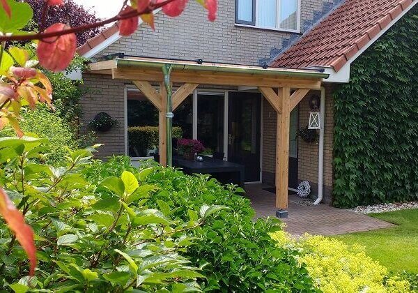 lariks hout veranda muuraanbouw met polycarbonaat daksysteem