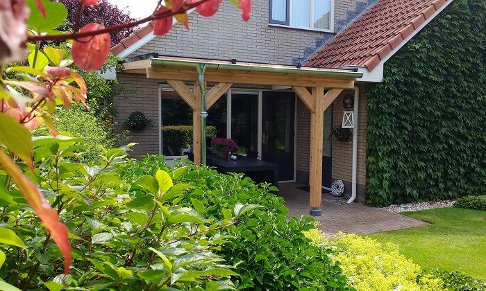 lariks hout veranda muuraanbouw met polycarbonaat daksysteem