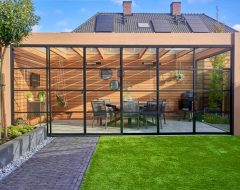Houten overkapping met Fiano glaswand met steellook pakket zwart