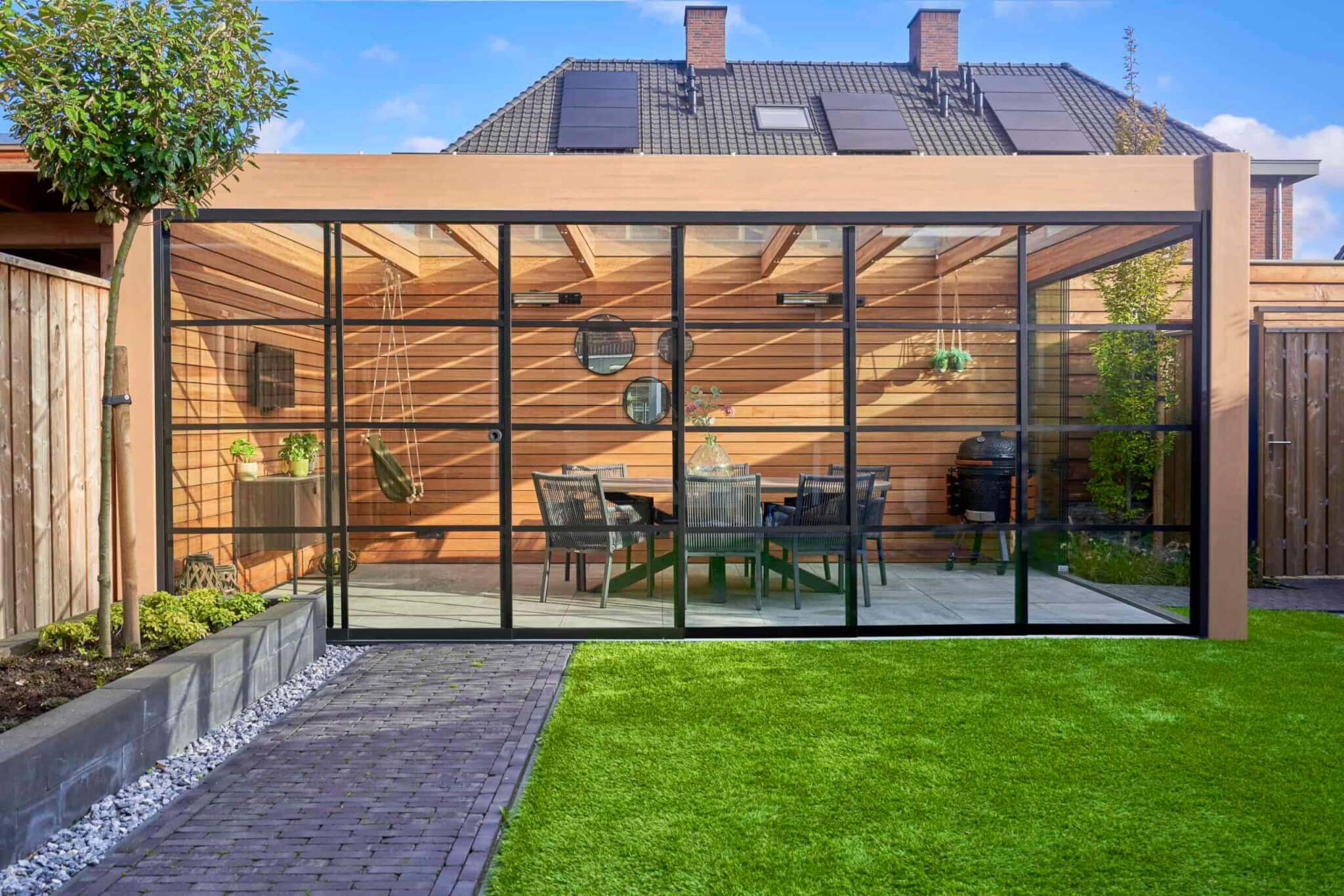 Houten overkapping met Fiano glaswand met steellook pakket zwart