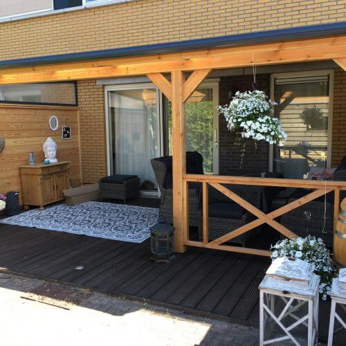 Pext houten veranda muuraanbouw met siergoot en zijwand