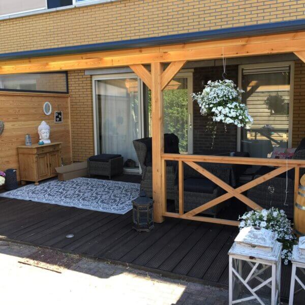 Pext houten veranda muuraanbouw met siergoot en zijwand