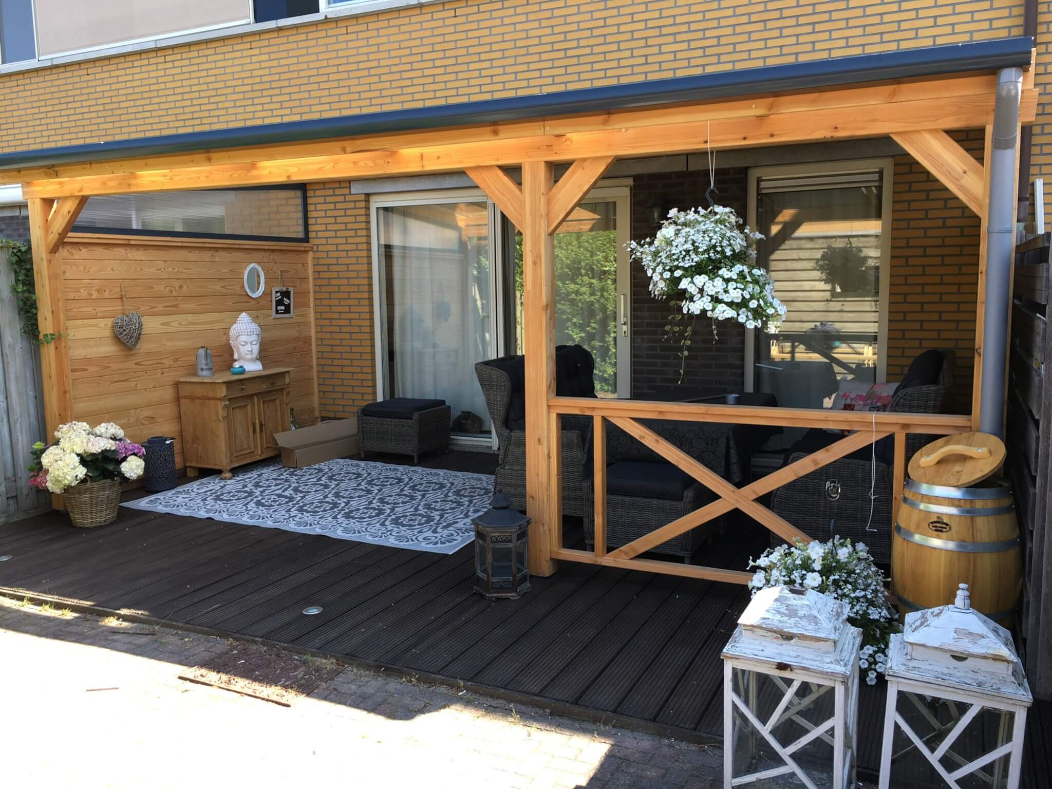 Pext houten veranda muuraanbouw met siergoot en zijwand