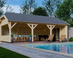 Blokhut wolfskap licht hout met donker dak groot met zwembad en loungestoelen