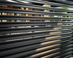 Danenberg Shop Louvres - Louvre zwart als zijwand in terrasoverkapping