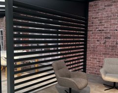 Danenberg Shop Louvres - Louvre zwart als zijwand in terrasoverkapping